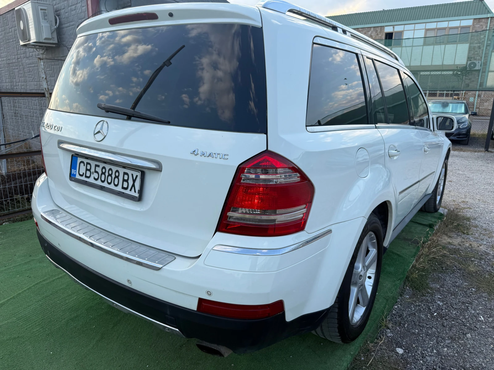 Mercedes-Benz GL 420 4MATIC ПОДГРЕВ* ОБДУХВАНЕ* ПАМЕТ* МОНИТОРИ* 7 МЕСТ, снимка 3 - Автомобили и джипове - 56192843