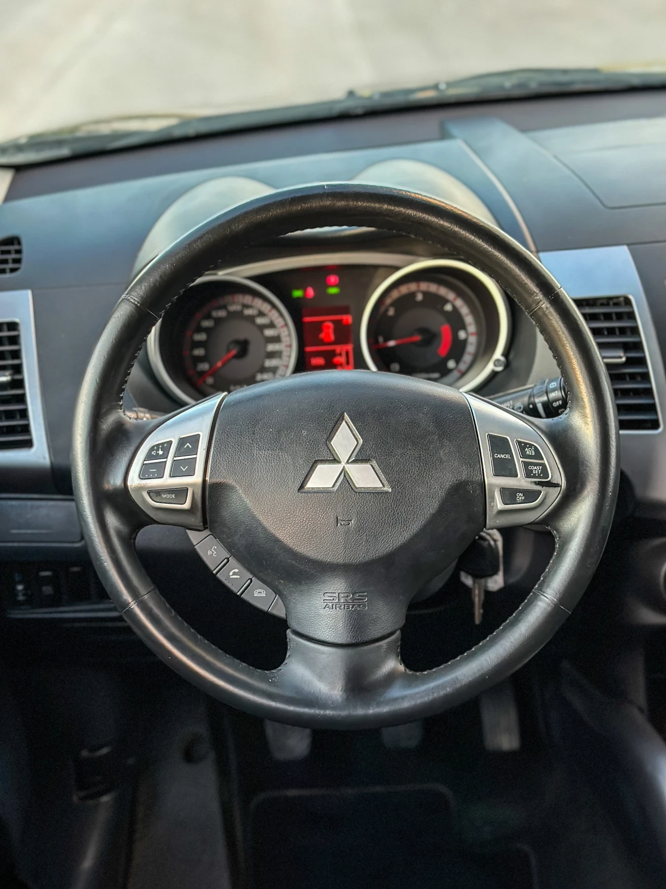 Mitsubishi Outlander 2.0 DI-D 7места, снимка 11 - Автомобили и джипове - 56364312