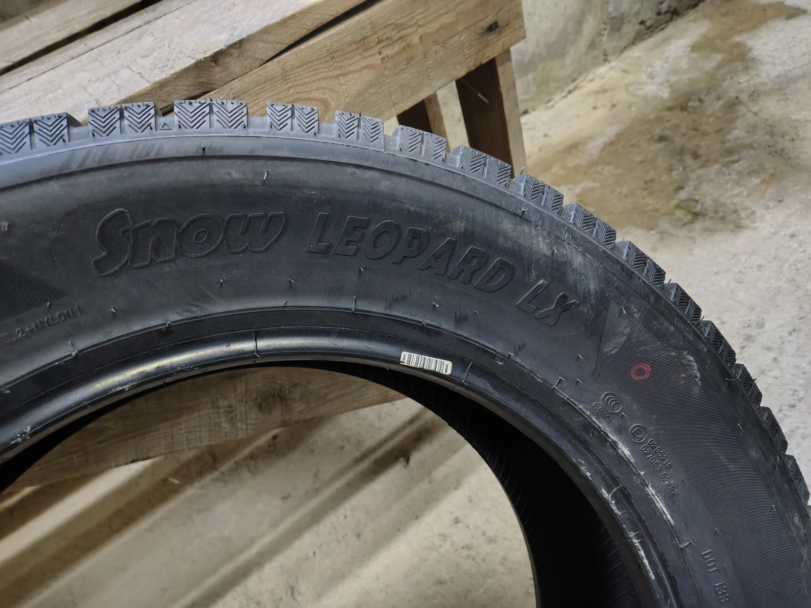 Гуми Зимни 235/60R18, снимка 8 - Гуми и джанти - 54091220