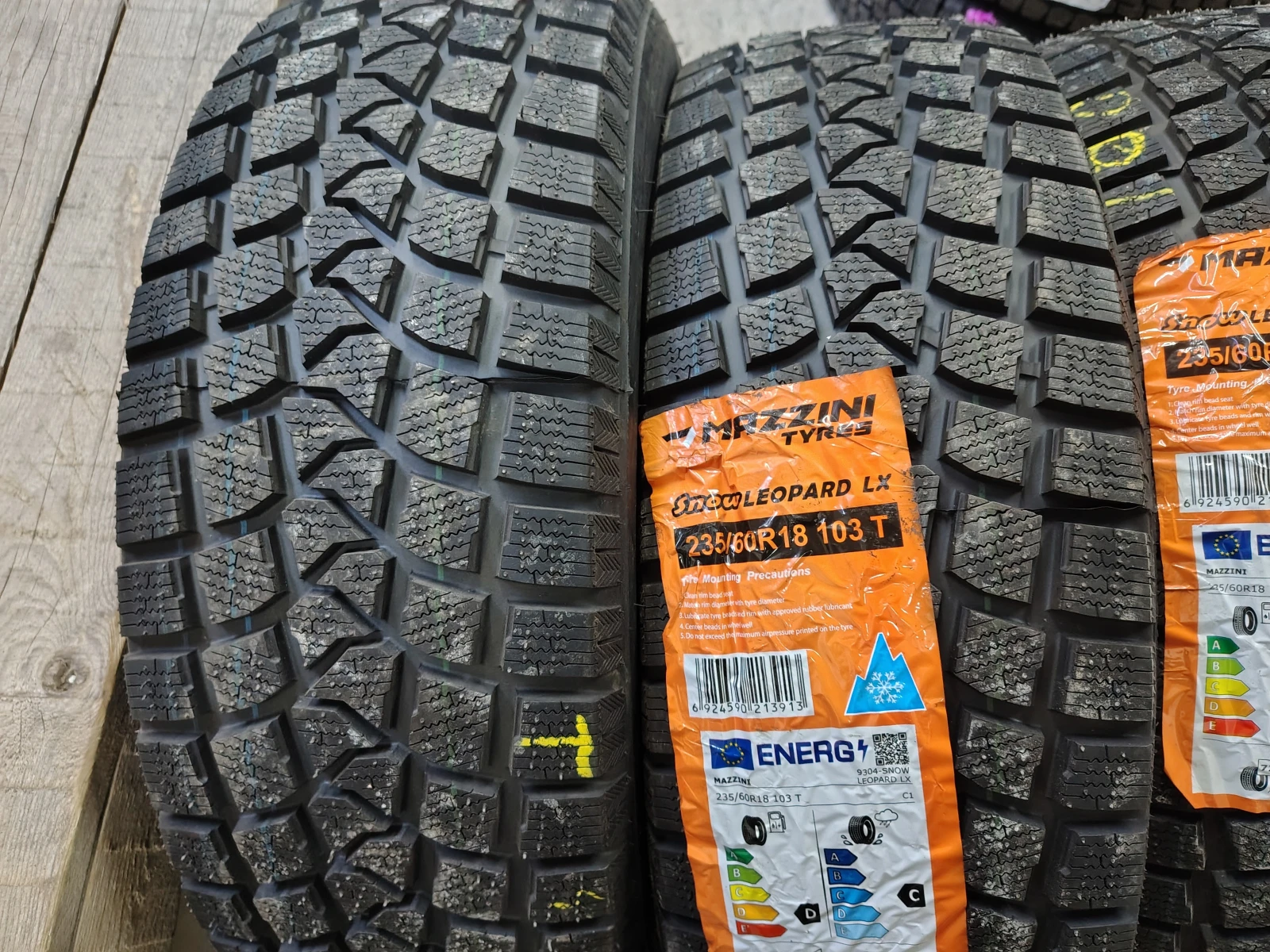 Гуми Зимни 235/60R18, снимка 2 - Гуми и джанти - 54091220