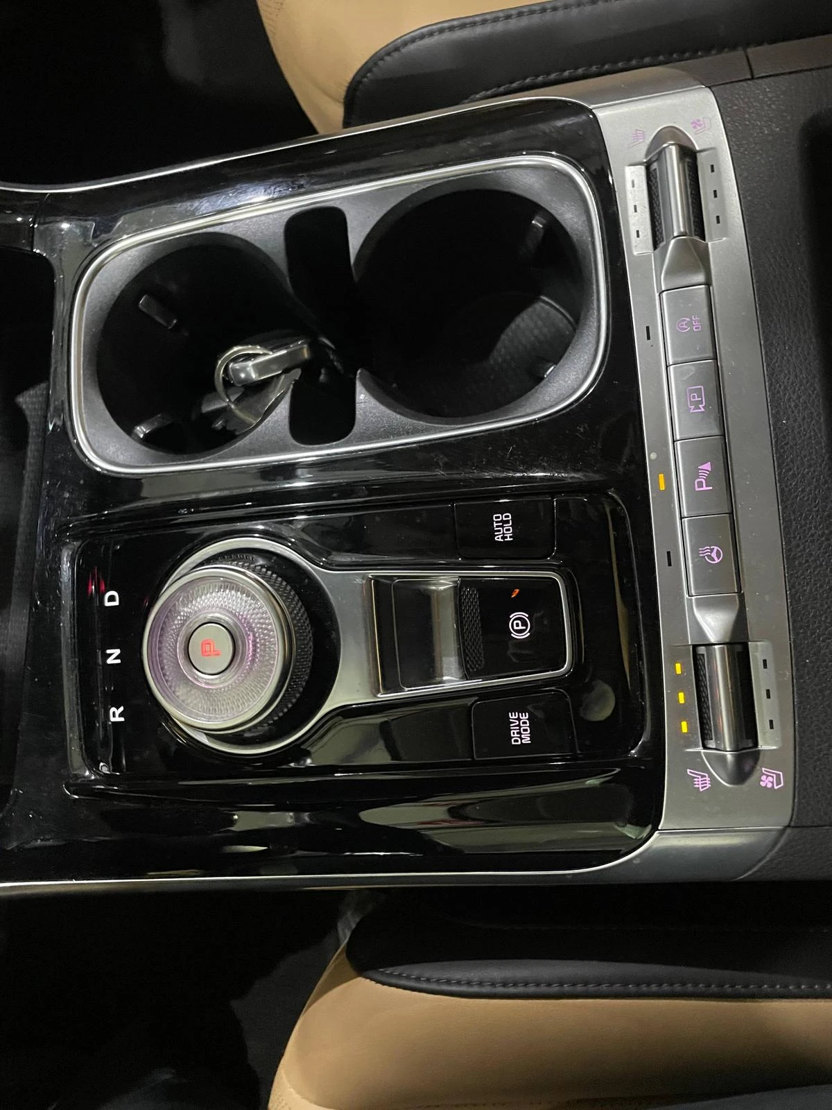 Kia Carnival 2.2 CRDi ! Noblesse ! 8+ 1 !, снимка 14 - Автомобили и джипове - 54135404