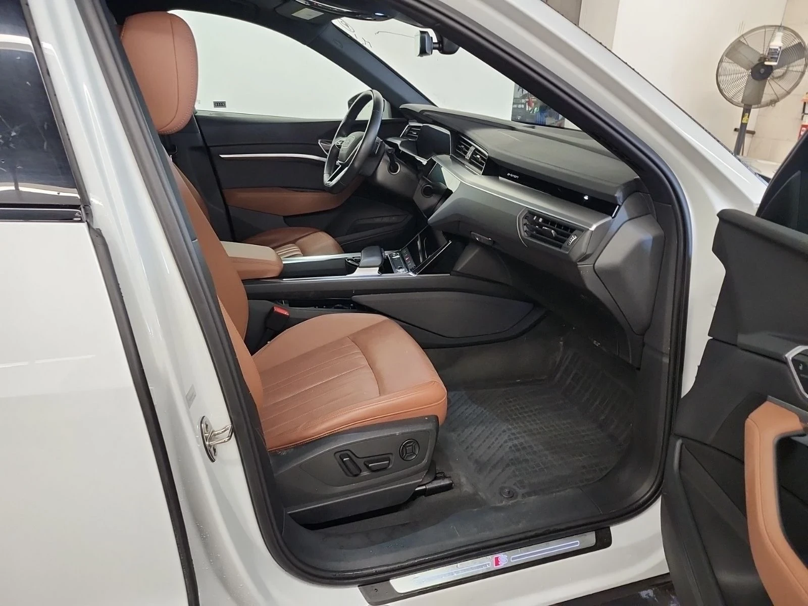 Audi E-Tron 55 quattro S line  | Панорама | 360 | Обдух  | , снимка 14 - Автомобили и джипове - 54217537