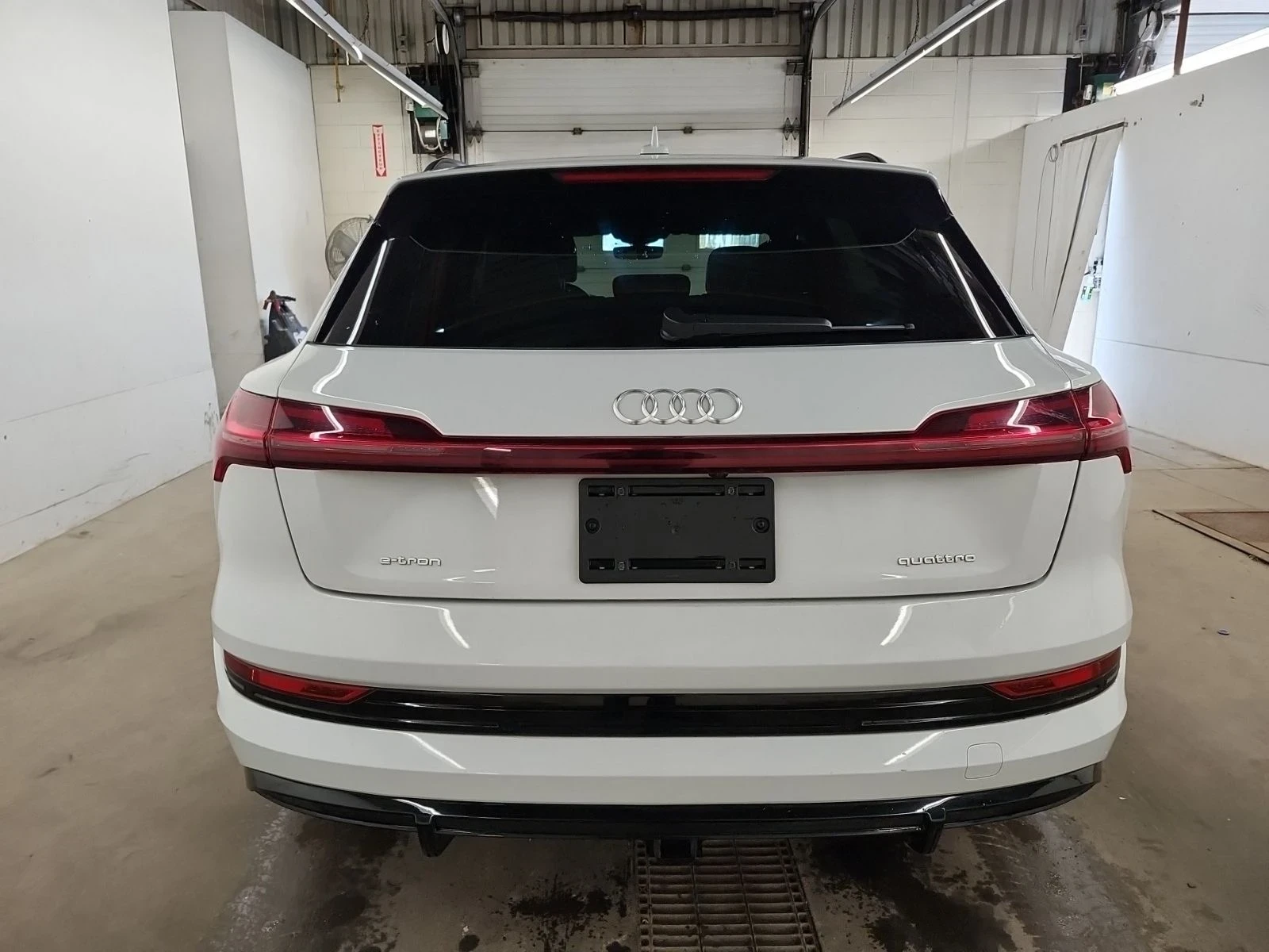 Audi E-Tron 55 quattro S line  | Панорама | 360 | Обдух  | , снимка 5 - Автомобили и джипове - 54217537