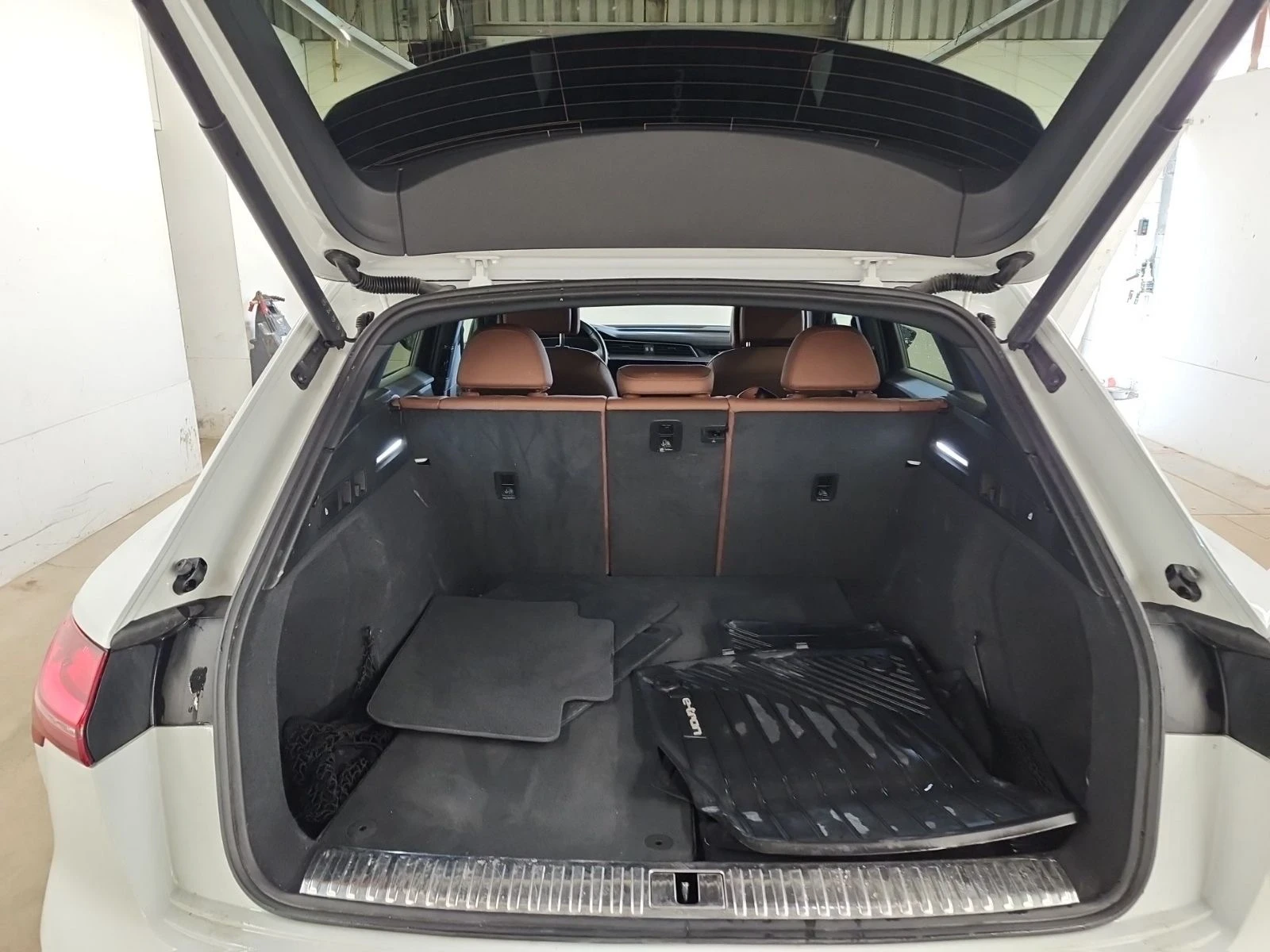 Audi E-Tron 55 quattro S line  | Панорама | 360 | Обдух  | , снимка 16 - Автомобили и джипове - 54217537