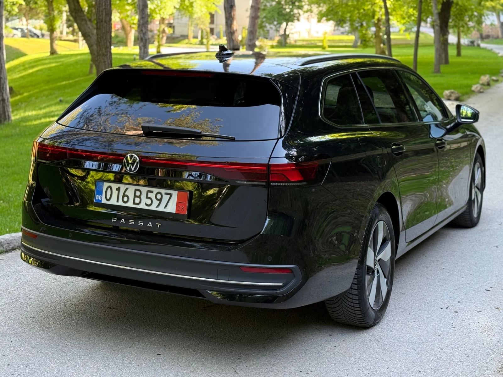 VW Passat 2.0TDI* DIST* ELEGANCE * CAM360* NAVI* FULL , снимка 4 - Автомобили и джипове - 54682354