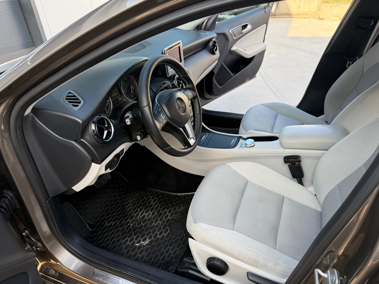Mercedes-Benz A 200 AVT/SPORT, снимка 9 - Автомобили и джипове - 55466864