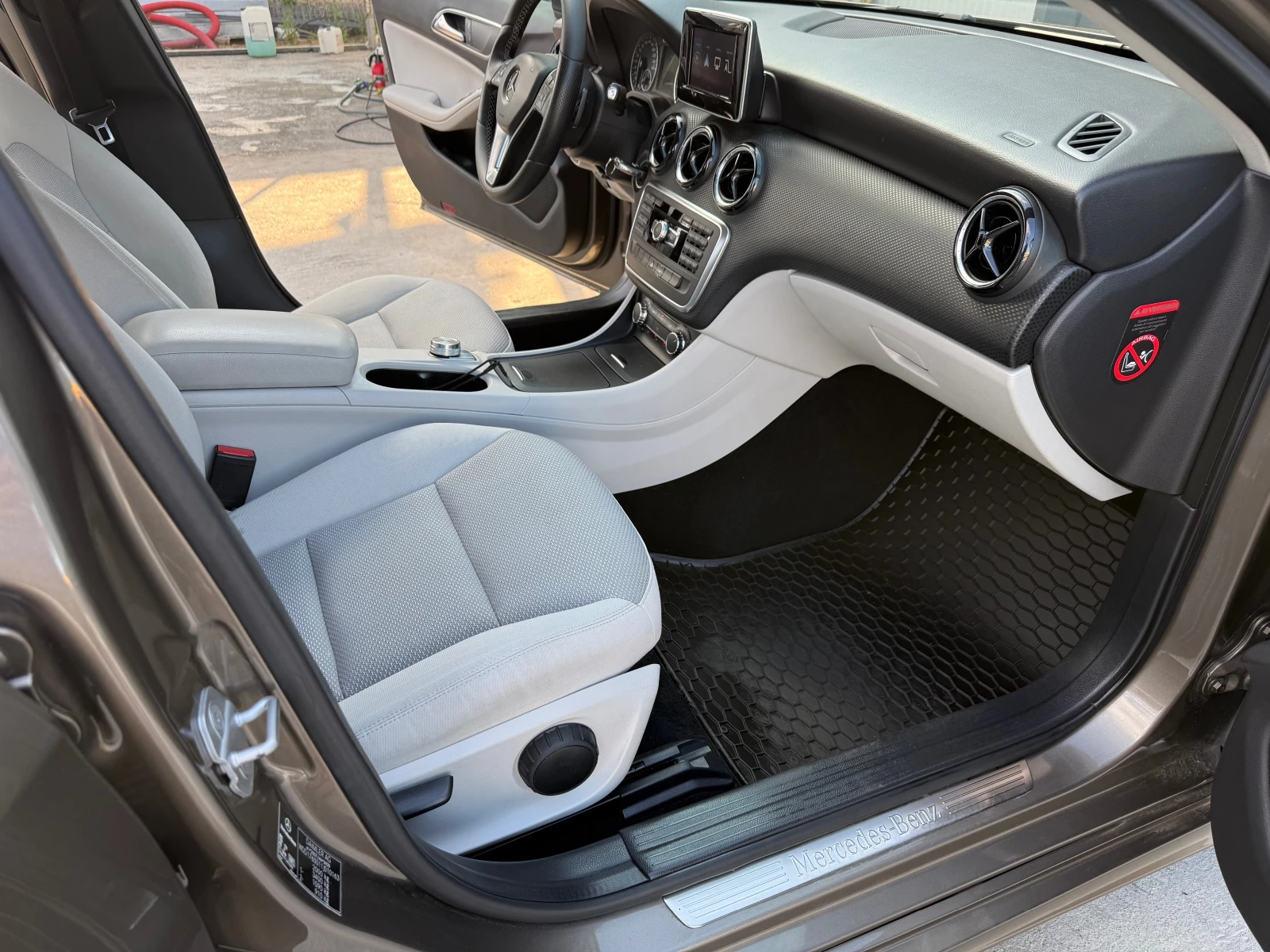 Mercedes-Benz A 200 AVT/SPORT, снимка 11 - Автомобили и джипове - 55466864