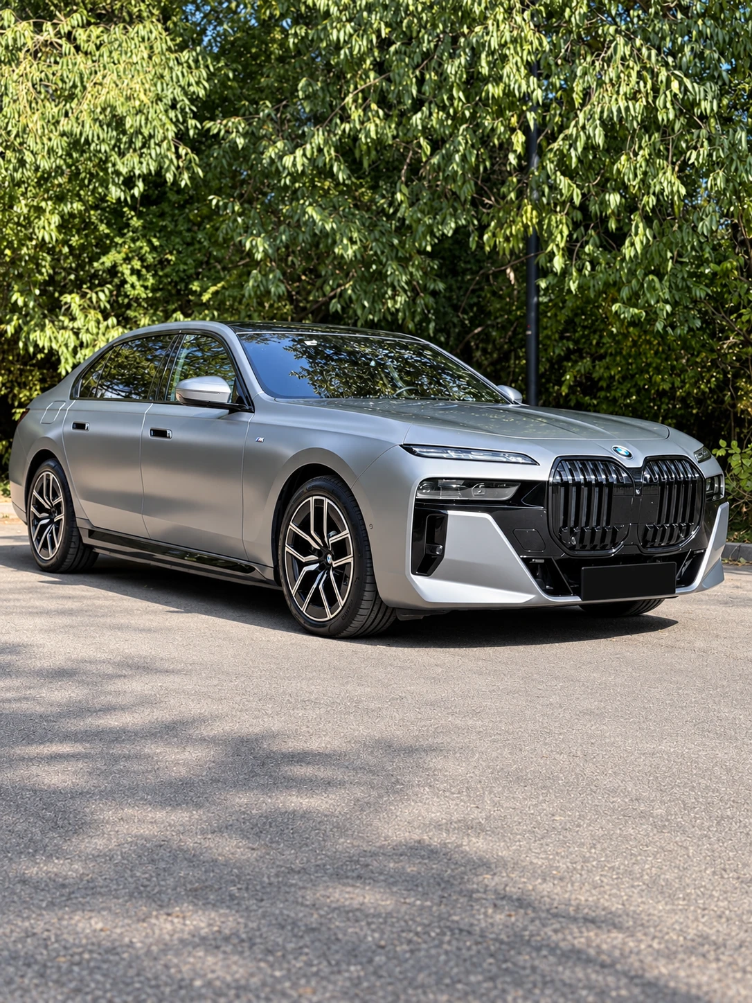 BMW 750 750e M-Pro Plug-in Hybrid xDrive, снимка 2 - Автомобили и джипове - 56331091