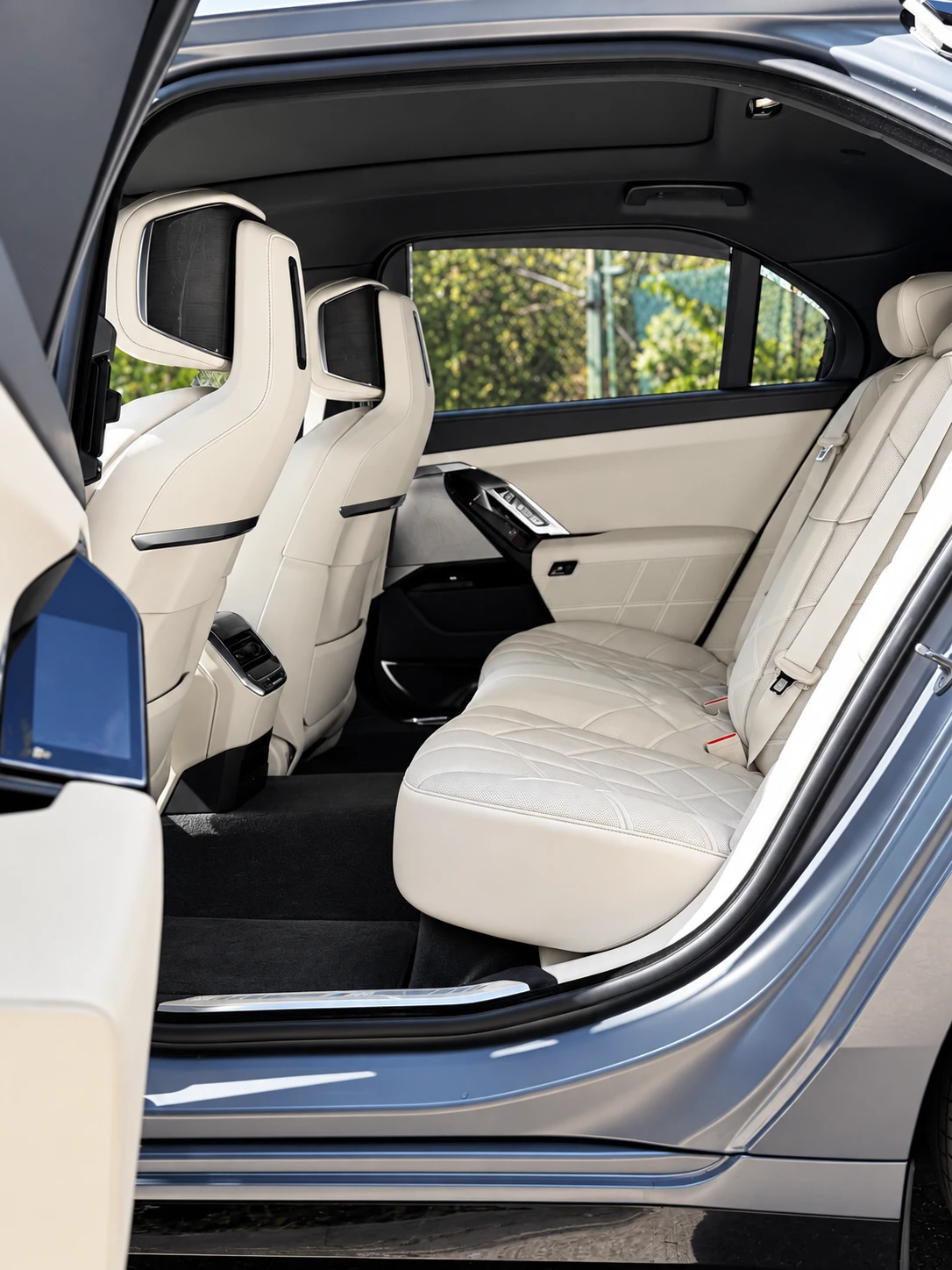 BMW 750 750e M-Pro Plug-in Hybrid xDrive, снимка 8 - Автомобили и джипове - 56331091