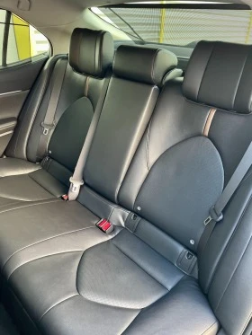 Toyota Camry 2.5 Hybrid Luxury Гаранция, снимка 17