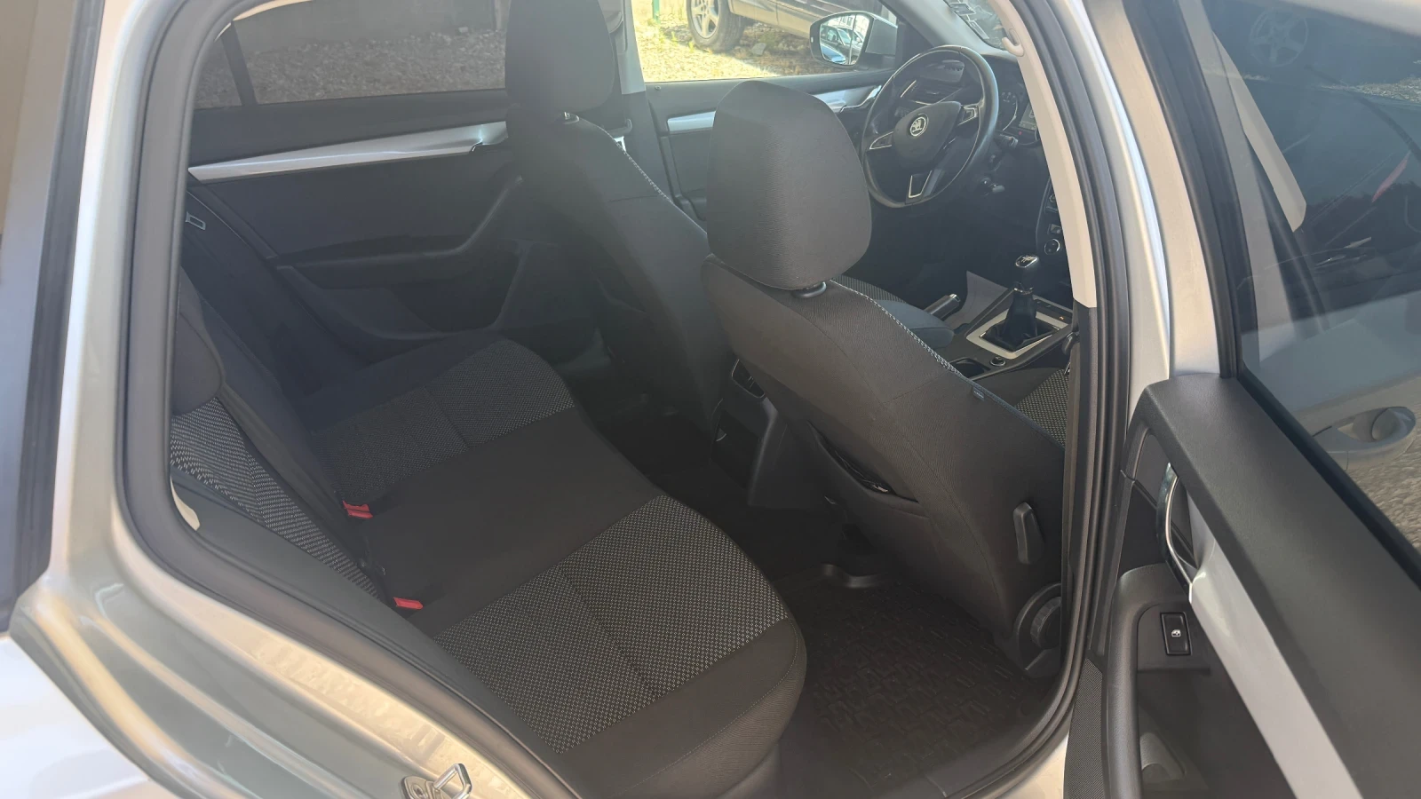 Skoda Octavia 1.6 TDI , снимка 8 - Автомобили и джипове - 55485674