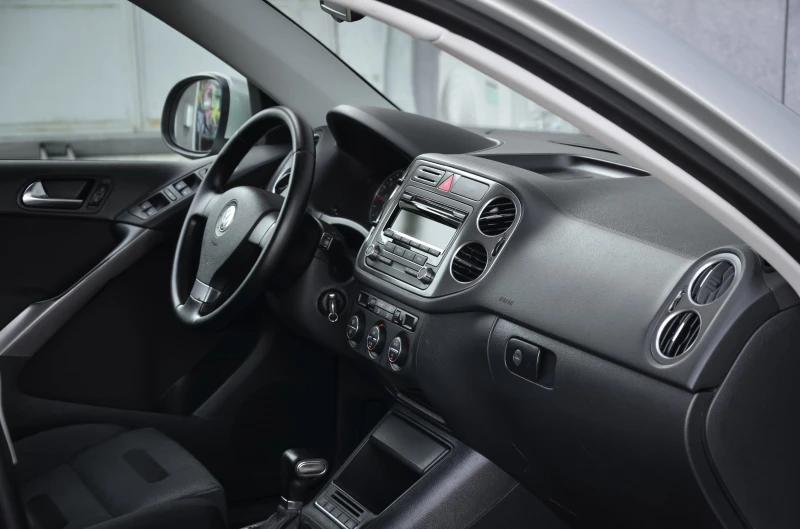 VW Tiguan 2.0 TDI AVTOMAT, снимка 15 - Автомобили и джипове - 51671593