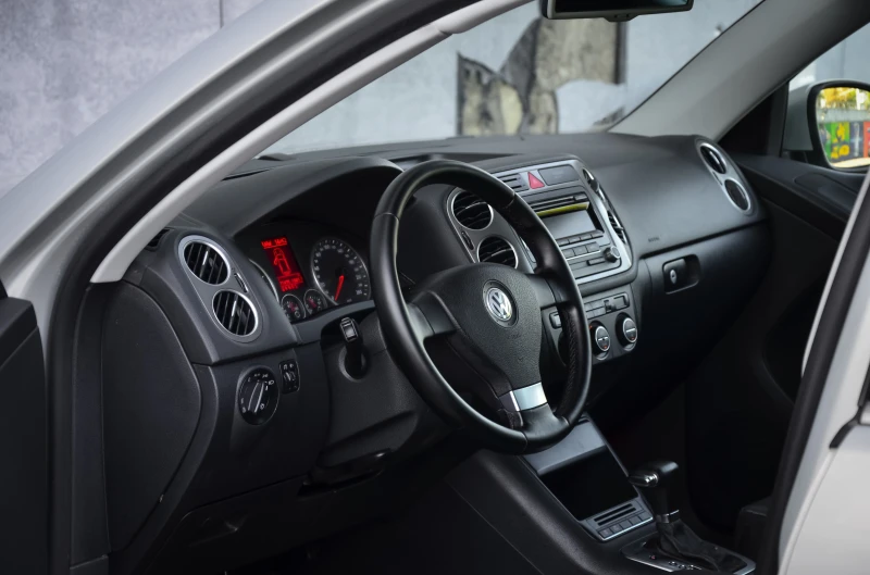 VW Tiguan 2.0 TDI AVTOMAT, снимка 14 - Автомобили и джипове - 51671593