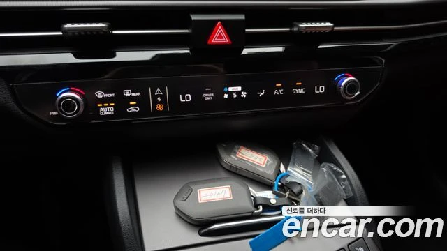 Kia Sportage Hybrid 4x4| КАМЕРА| DIST| ОБДУХ| ПОДГРЕВ НА ВОЛАНА, снимка 17 - Автомобили и джипове - 55803441