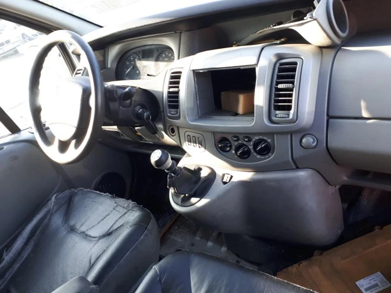 Renault Trafic 2.5dci, снимка 8 - Бусове и автобуси - 37502559