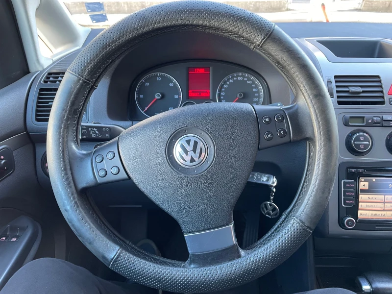 VW Touran 1.9, снимка 14 - Автомобили и джипове - 47778331