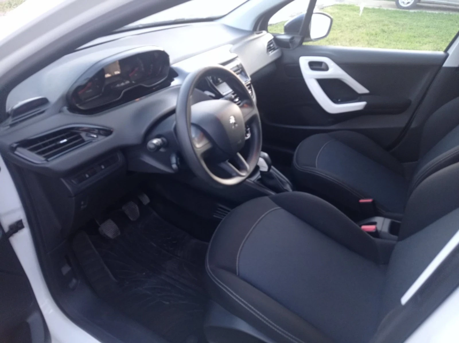 Peugeot 208 1.0i, 88х. км - изображение 10