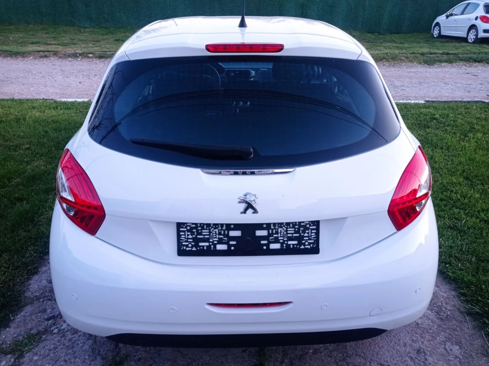 Peugeot 208 1.0i, 88х. км - изображение 6