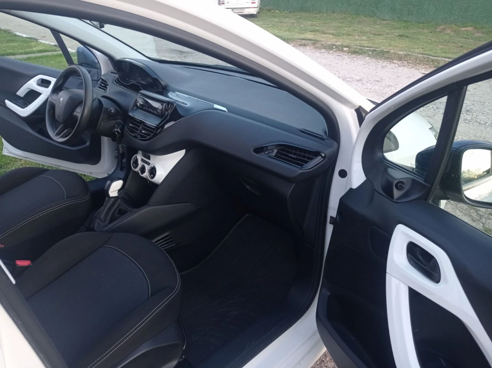 Peugeot 208 1.0i, 88х. км - изображение 8