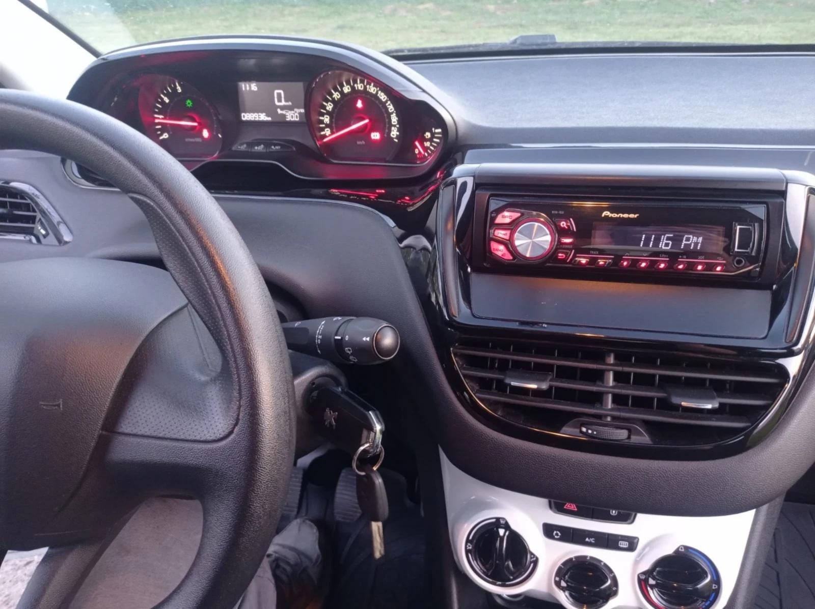 Peugeot 208 1.0i, 88х. км - изображение 9