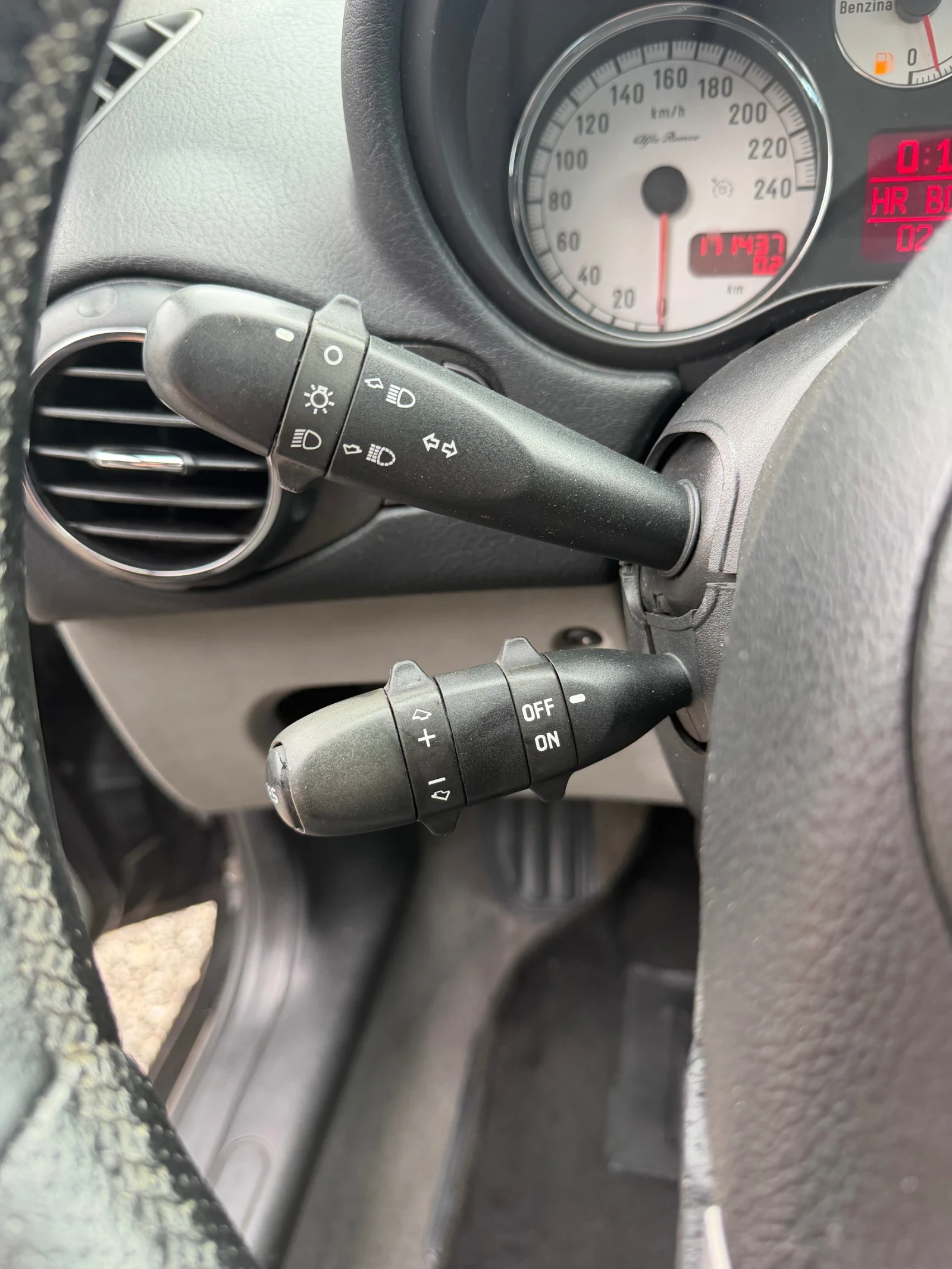 Alfa Romeo 147 1.6i 16V Twin Spark  | Mobile.bg   14