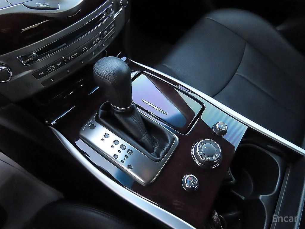 Infiniti Q70 3.7* V6, снимка 12 - Автомобили и джипове - 54964748