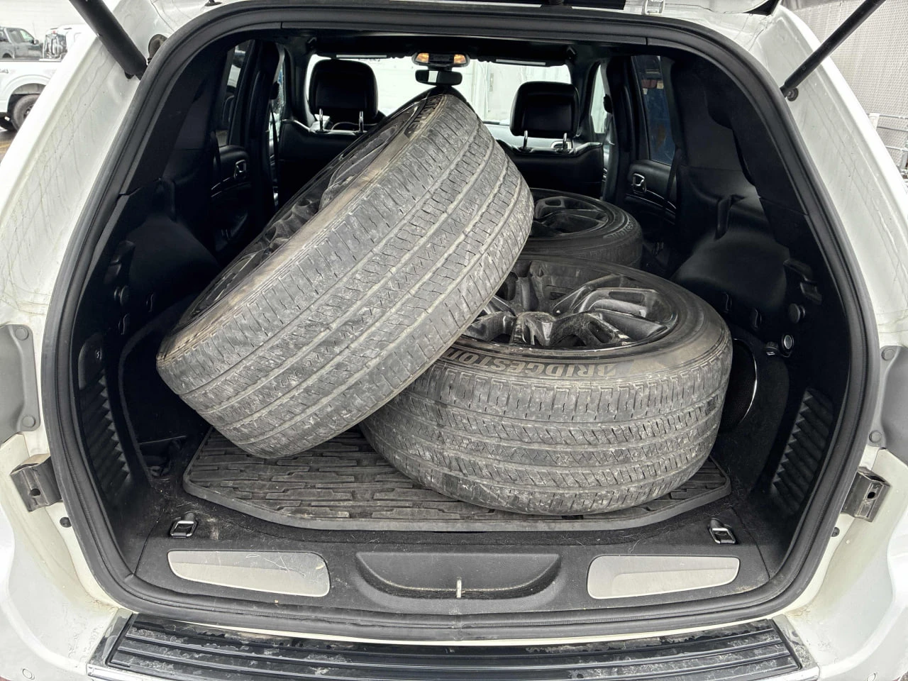 Jeep Grand cherokee OVERLAND* HEMI* 8ZF* Втори Фейс* 2 чифта джанти* , снимка 9 - Автомобили и джипове - 53915365