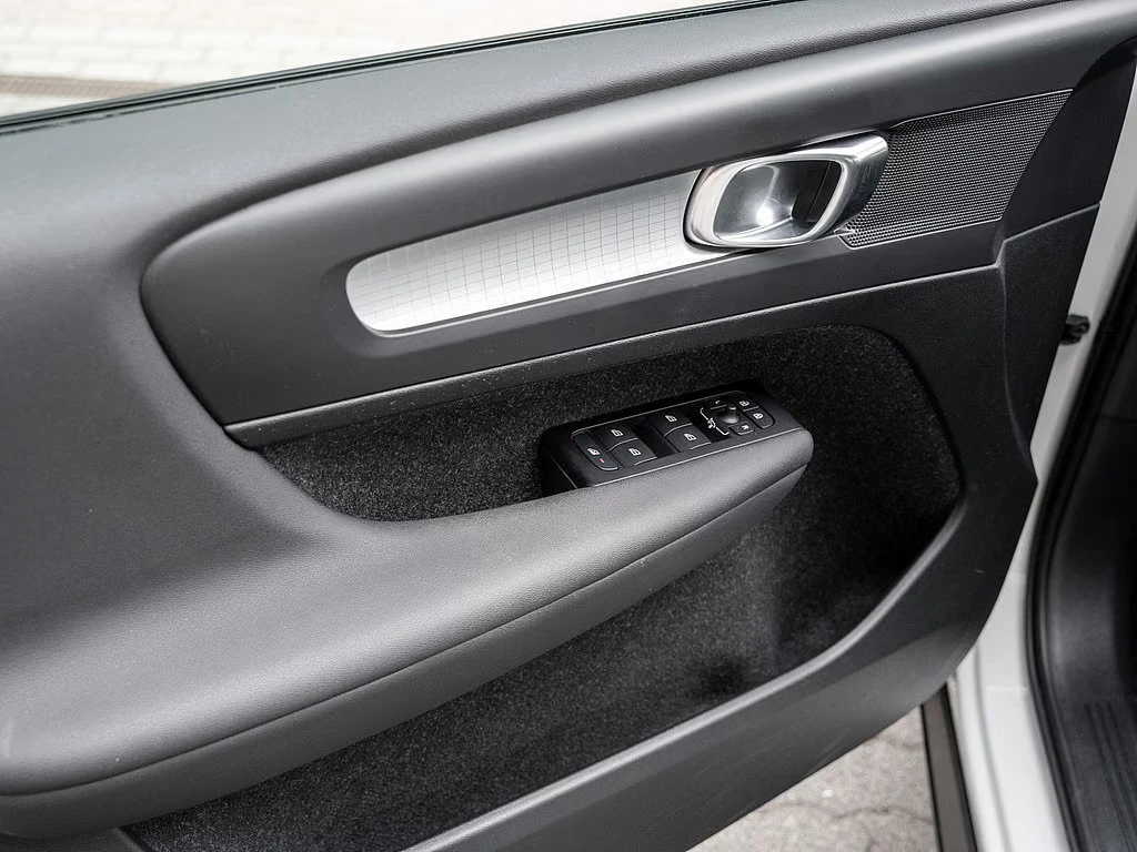 Volvo XC40 T3/MOMENTUM/163HP/PRO/PANO/CAM/CPLAY/619q, снимка 11 - Автомобили и джипове - 55735387