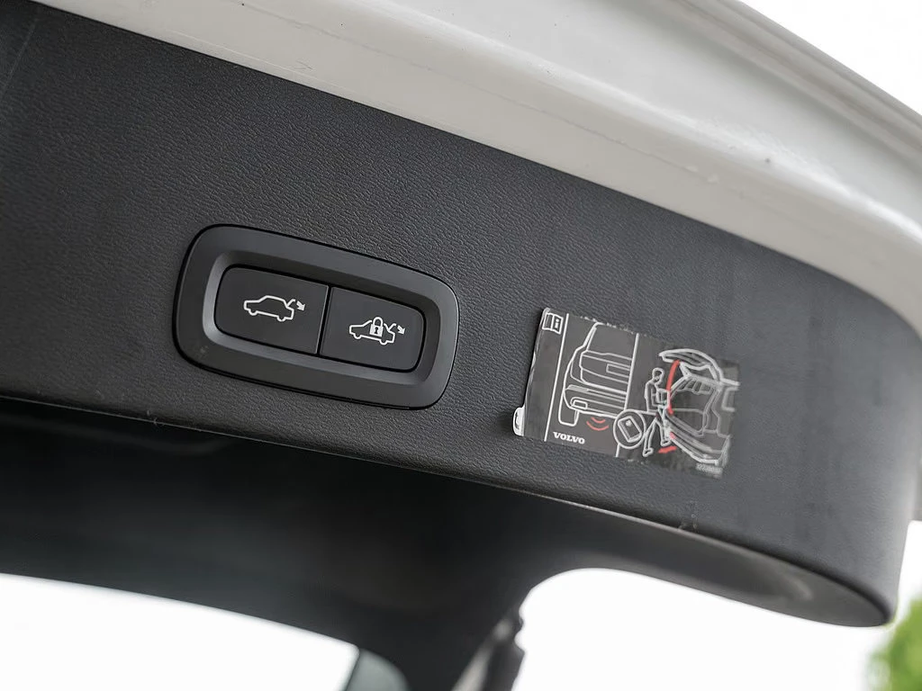 Volvo XC40 T3/MOMENTUM/163HP/PRO/PANO/CAM/CPLAY/619q, снимка 15 - Автомобили и джипове - 55735387