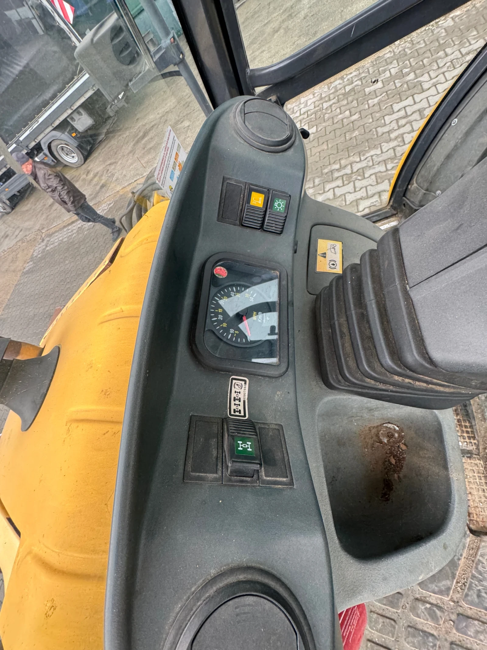 Багер New Holland LB95-4PT, снимка 12 - Индустриална техника - 54030253