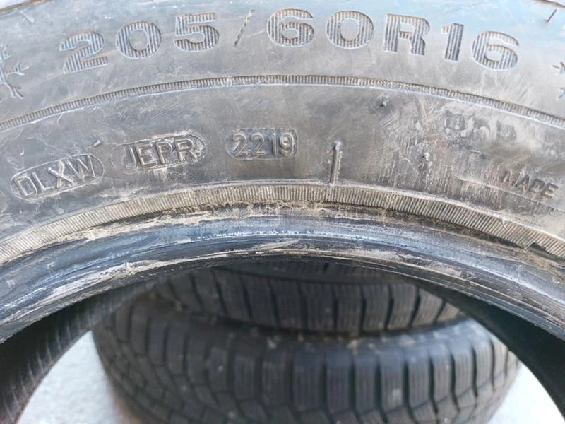 Гуми Зимни 205/60R16, снимка 8 - Гуми и джанти - 35982005