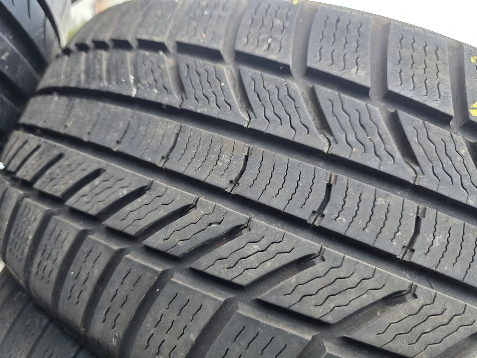 Гуми Зимни 215/55R17, снимка 3 - Гуми и джанти - 56725742