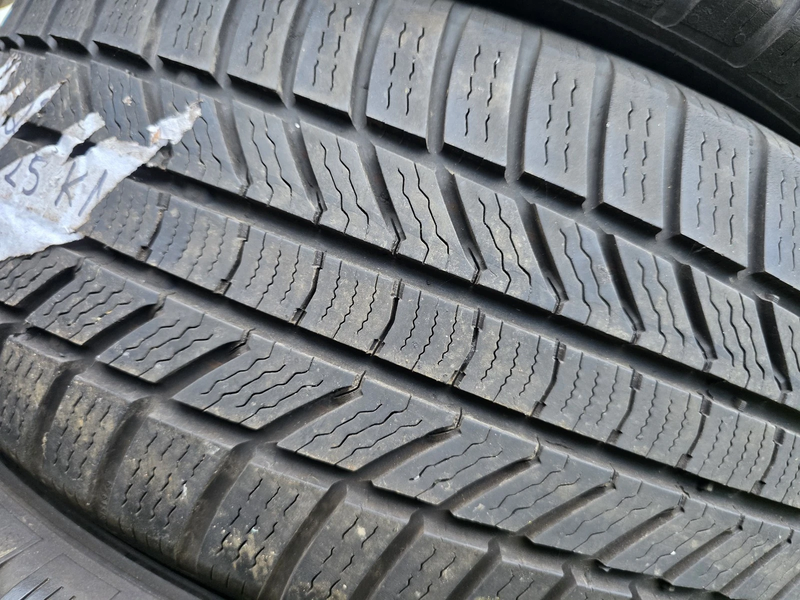Гуми Зимни 215/55R17, снимка 4 - Гуми и джанти - 56725742