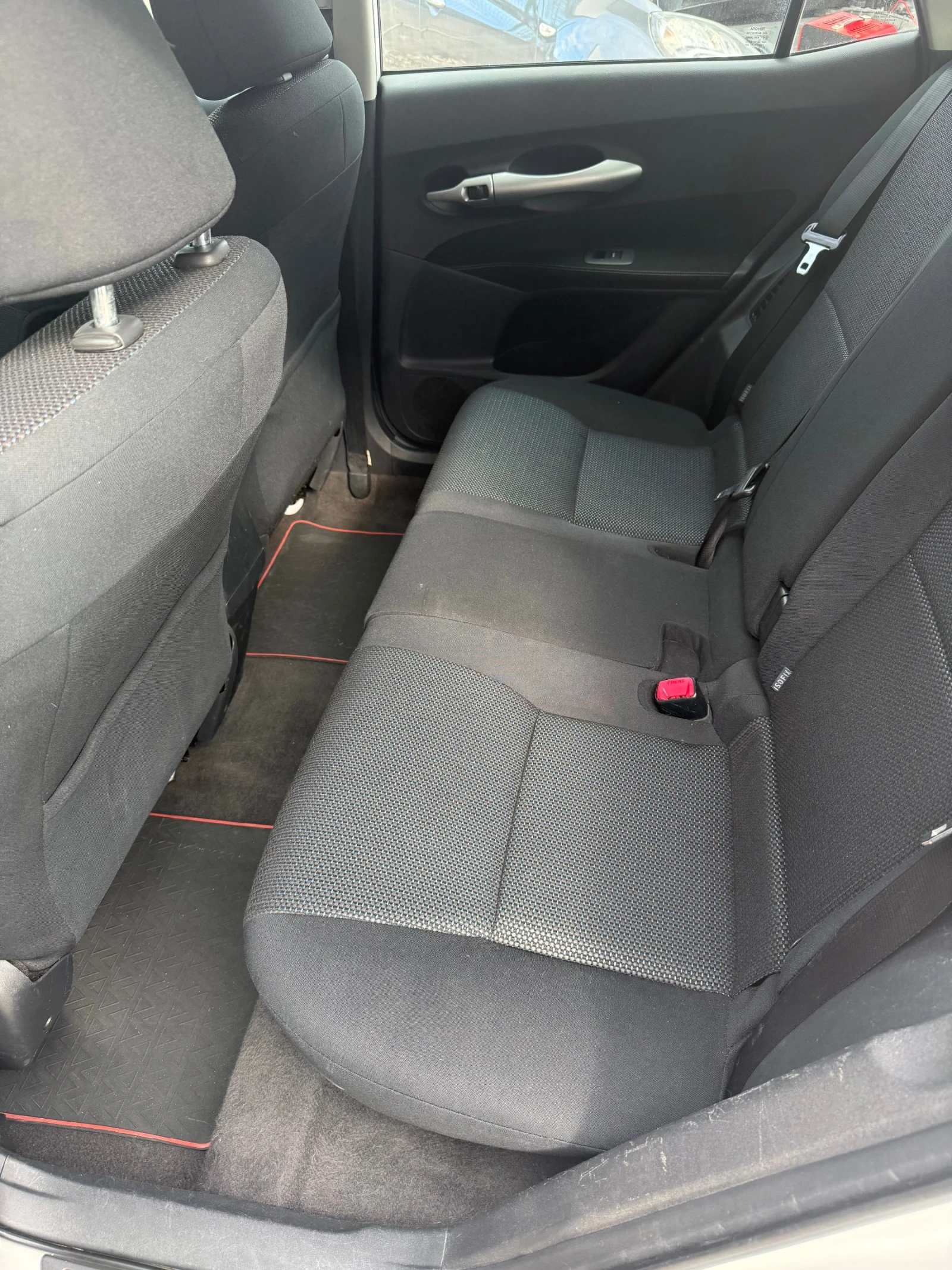 Toyota Auris 1.33i - изображение 9