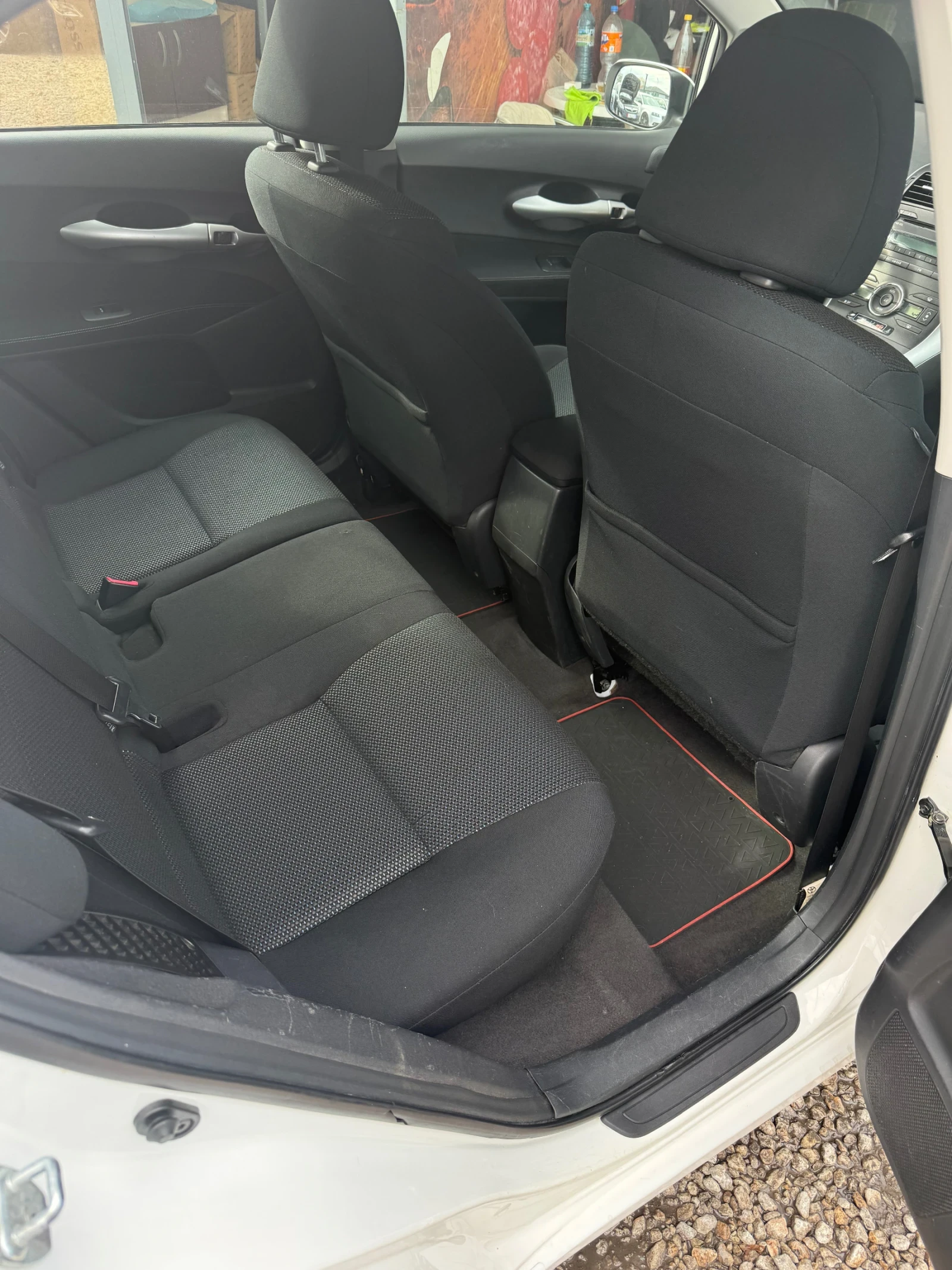 Toyota Auris 1.33i - изображение 7