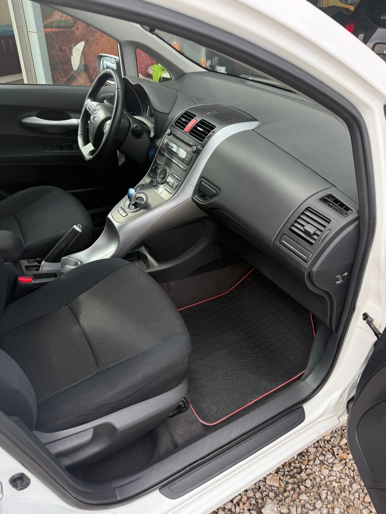 Toyota Auris 1.33i - изображение 5