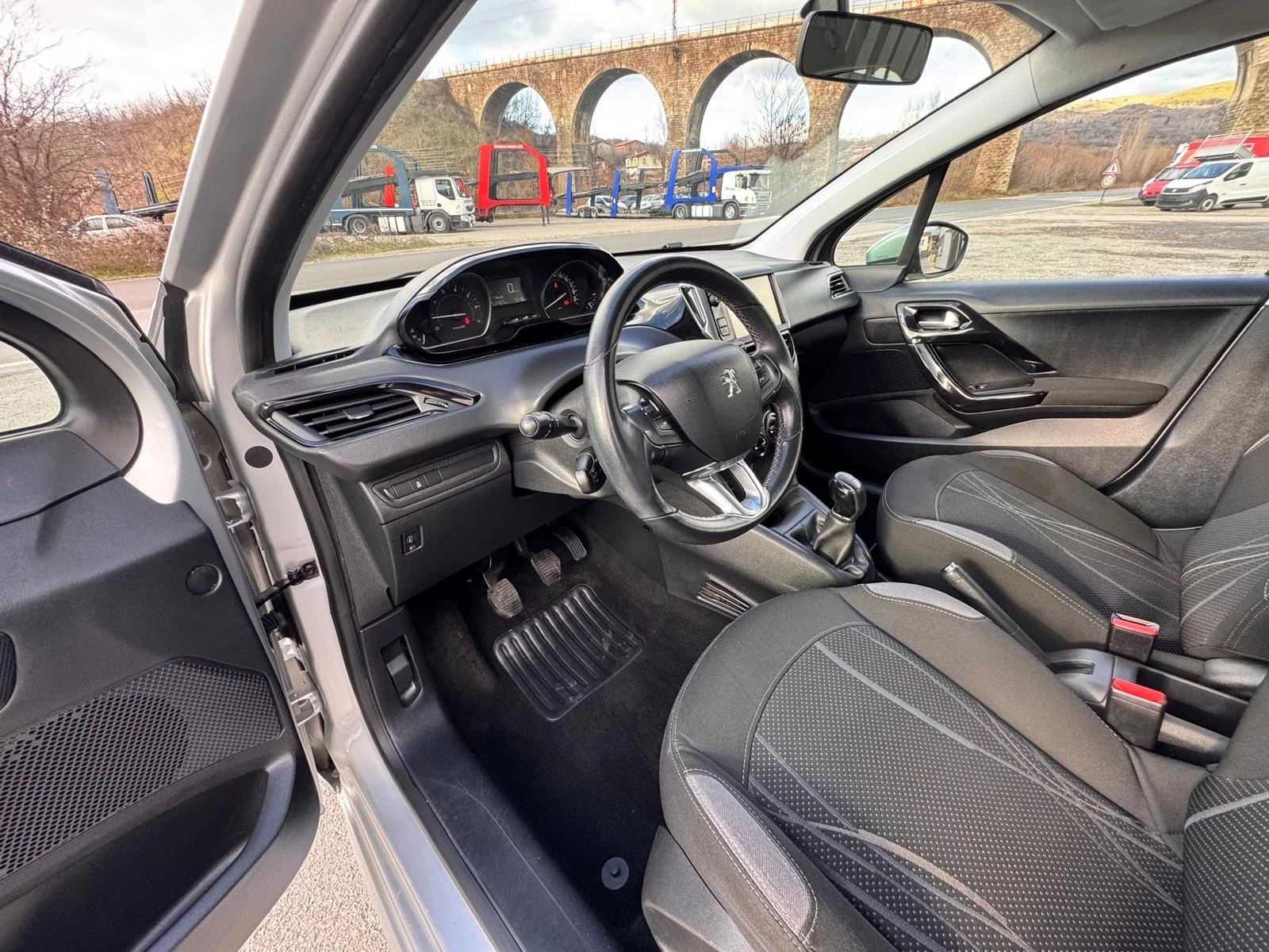 Peugeot 208 1.2 i  - изображение 8