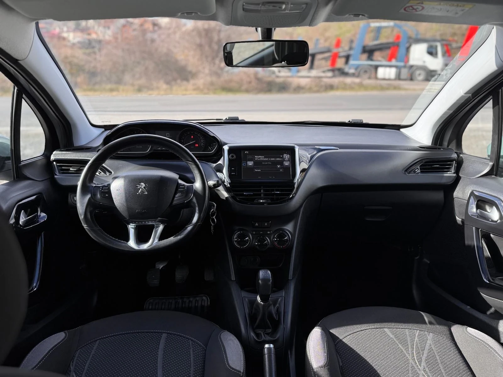 Peugeot 208 1.2 i  - изображение 7