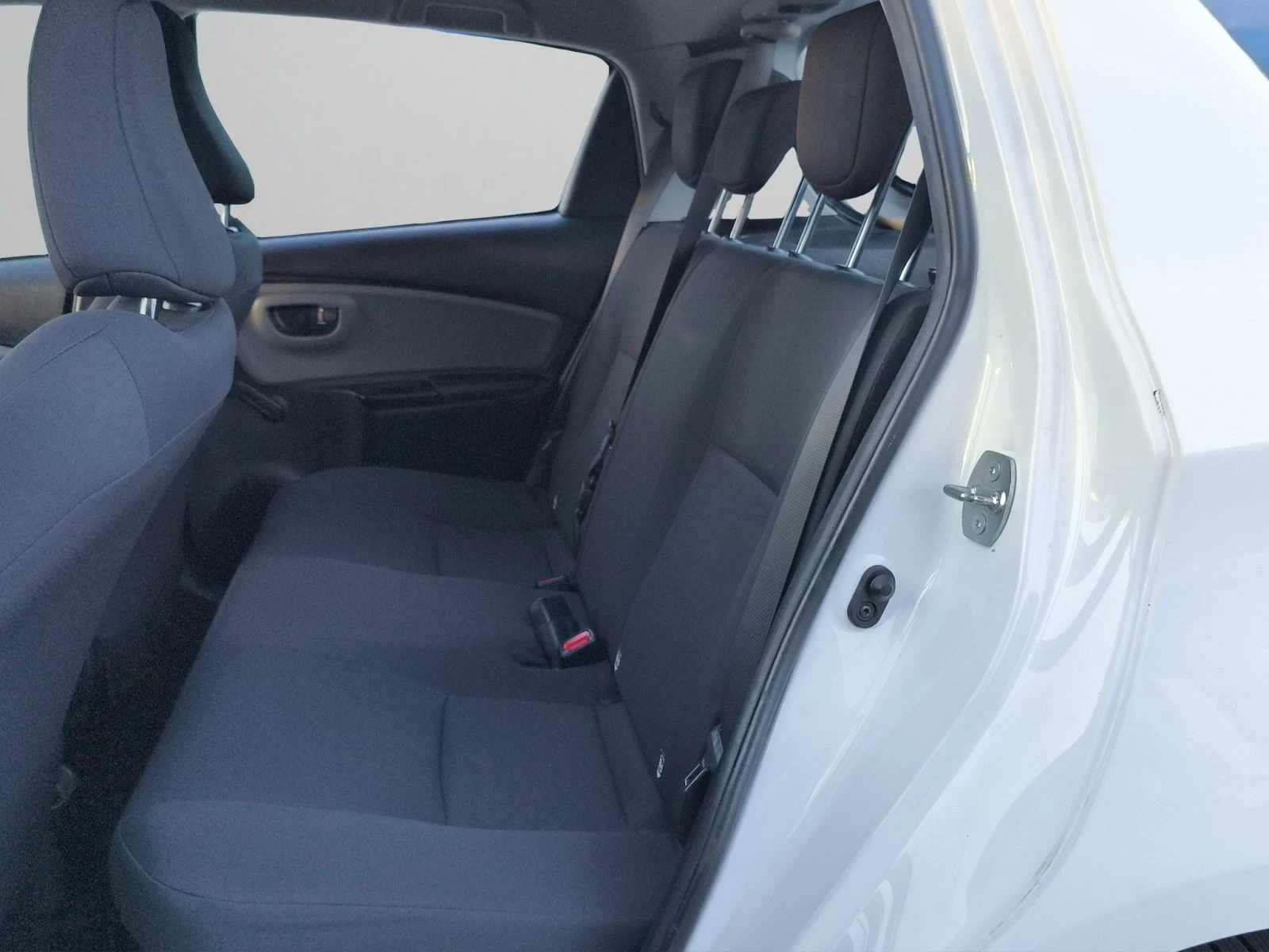 Toyota Yaris HYBRID 1.5E / 75HP EAT E6//2001R09 | Mobile.bg � ����������� 12
