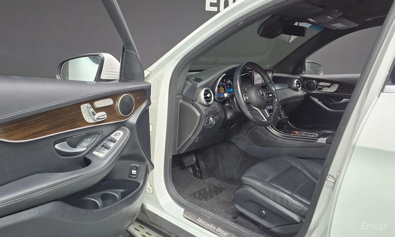 Mercedes-Benz GLC 300 4MATIC* DISTRONIC* HEAD-UP* DRIVE-ASSIST* , снимка 5 - Автомобили и джипове - 54545635