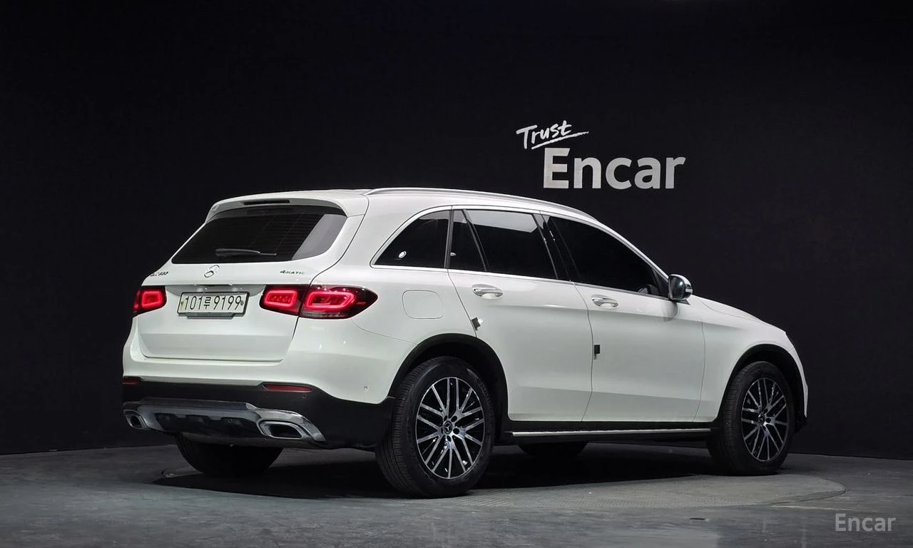 Mercedes-Benz GLC 300 4MATIC* DISTRONIC* HEAD-UP* DRIVE-ASSIST* , снимка 3 - Автомобили и джипове - 54545635