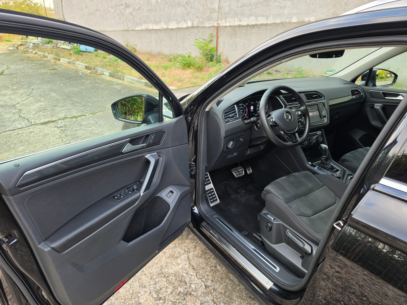 VW Tiguan 2.0TDI 4Motion Highline VIRTUAL DISTRONIC FULL ASS, снимка 5 - Автомобили и джипове - 55844812