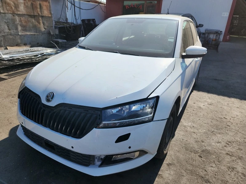 Skoda Fabia 1.0i facelift, снимка 1 - Автомобили и джипове - 41435300