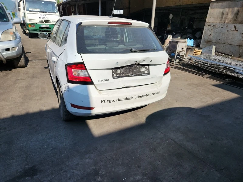 Skoda Fabia 1.0i facelift, снимка 6 - Автомобили и джипове - 41435300