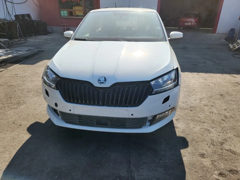 Skoda Fabia 1.0i facelift, снимка 3 - Автомобили и джипове - 41435300