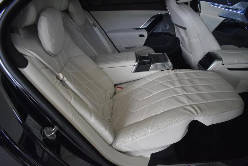 BMW i7 xDrive60, снимка 8 - Автомобили и джипове - 52823939