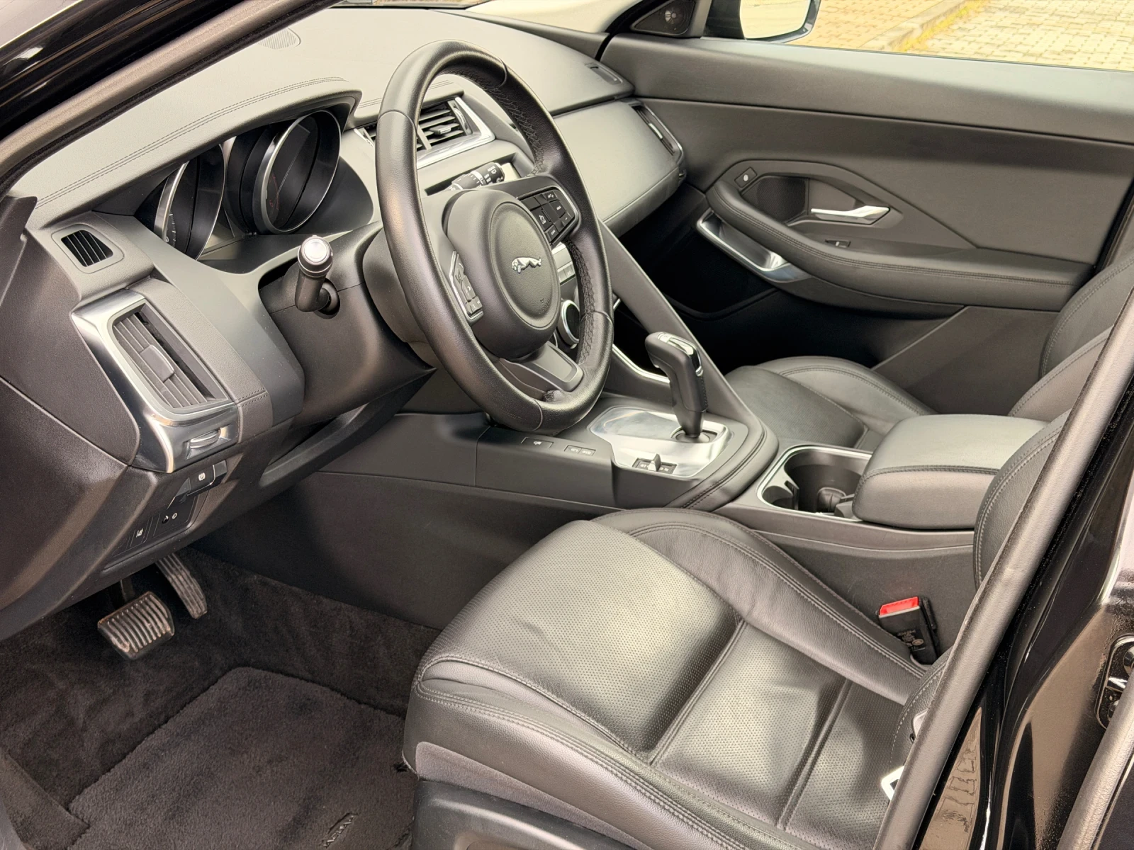 Jaguar E-pace 2.0d-4X4-R-DAYNAMIC-КОЖА-КАМЕРА-ЛЕНТИ-ЗОНИ-142Х.КМ - изображение 10