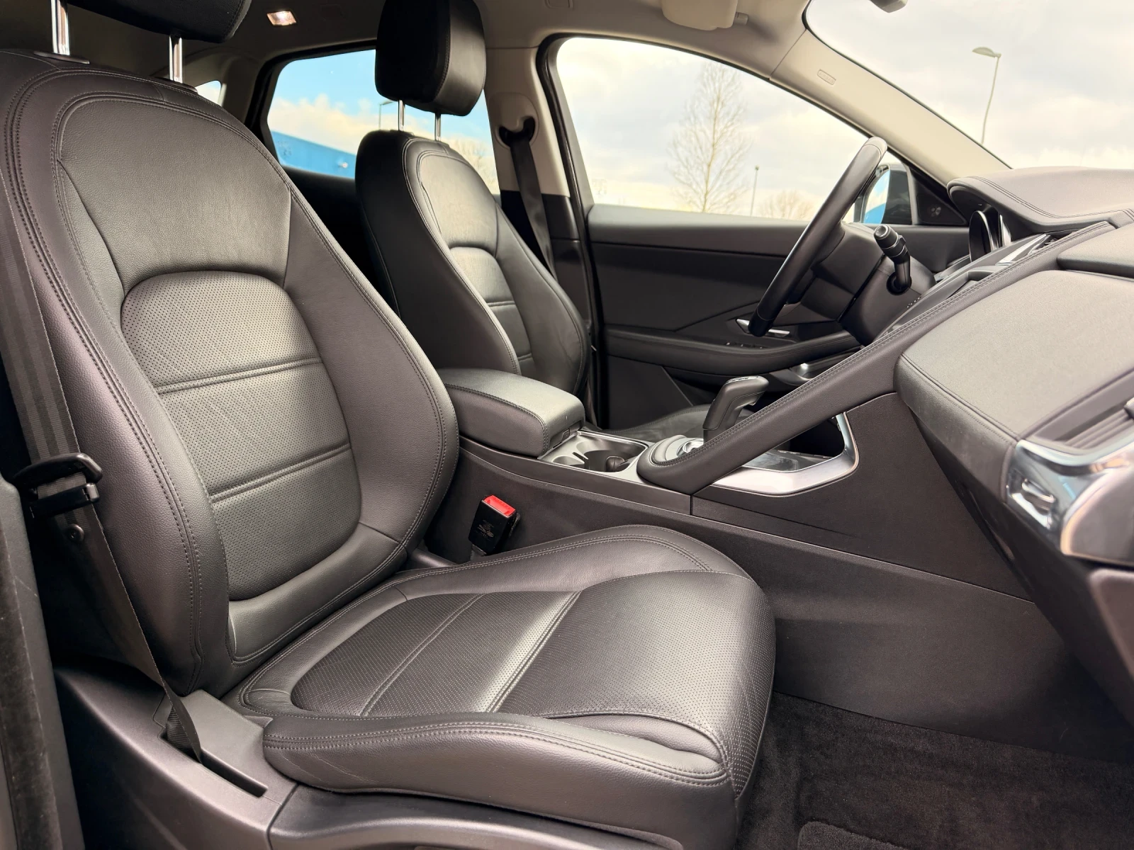 Jaguar E-pace 2.0d-4X4-R-DAYNAMIC-КОЖА-КАМЕРА-ЛЕНТИ-ЗОНИ-142Х.КМ, снимка 16 - Автомобили и джипове - 53740433