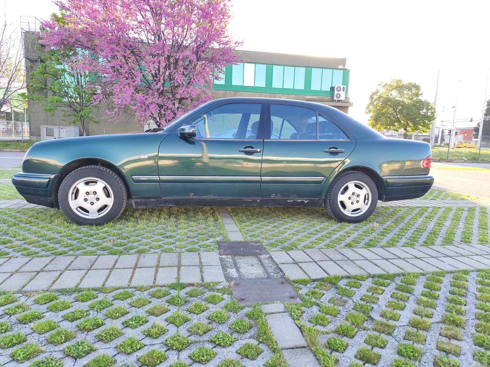 Mercedes-Benz E 200, снимка 3 - Автомобили и джипове - 54322328