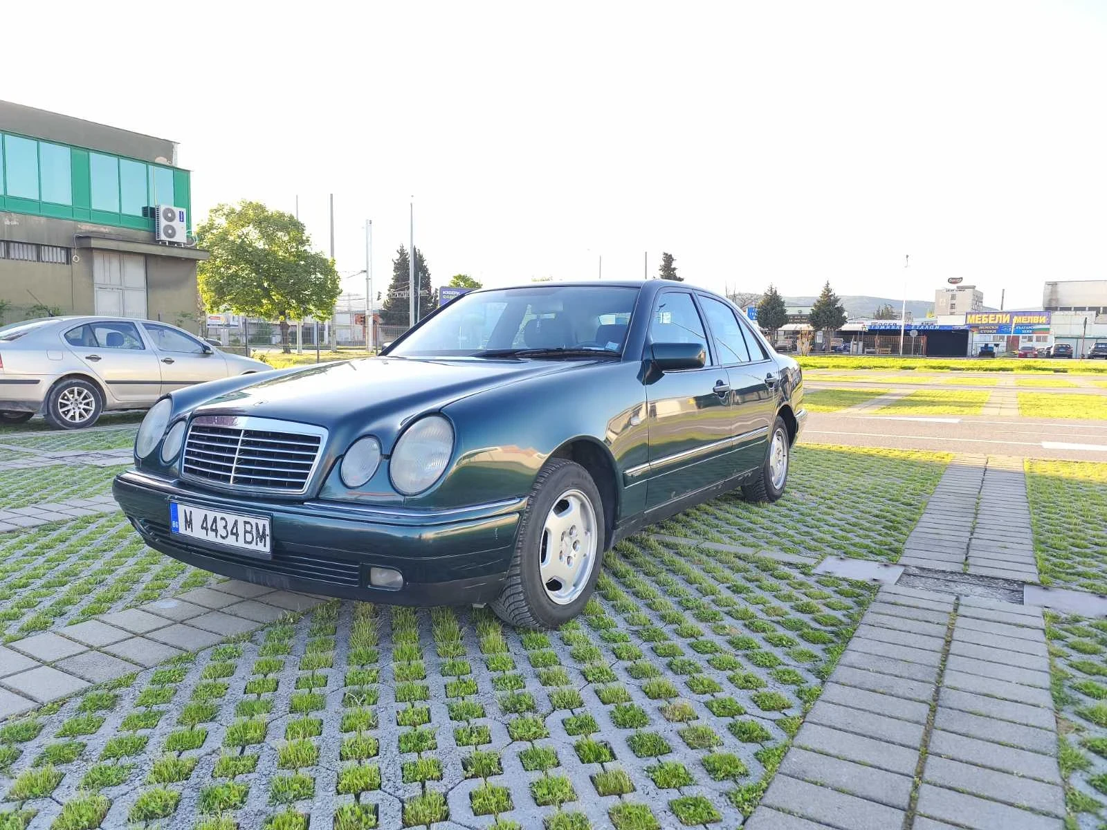 Mercedes-Benz E 200, снимка 11 - Автомобили и джипове - 54322328
